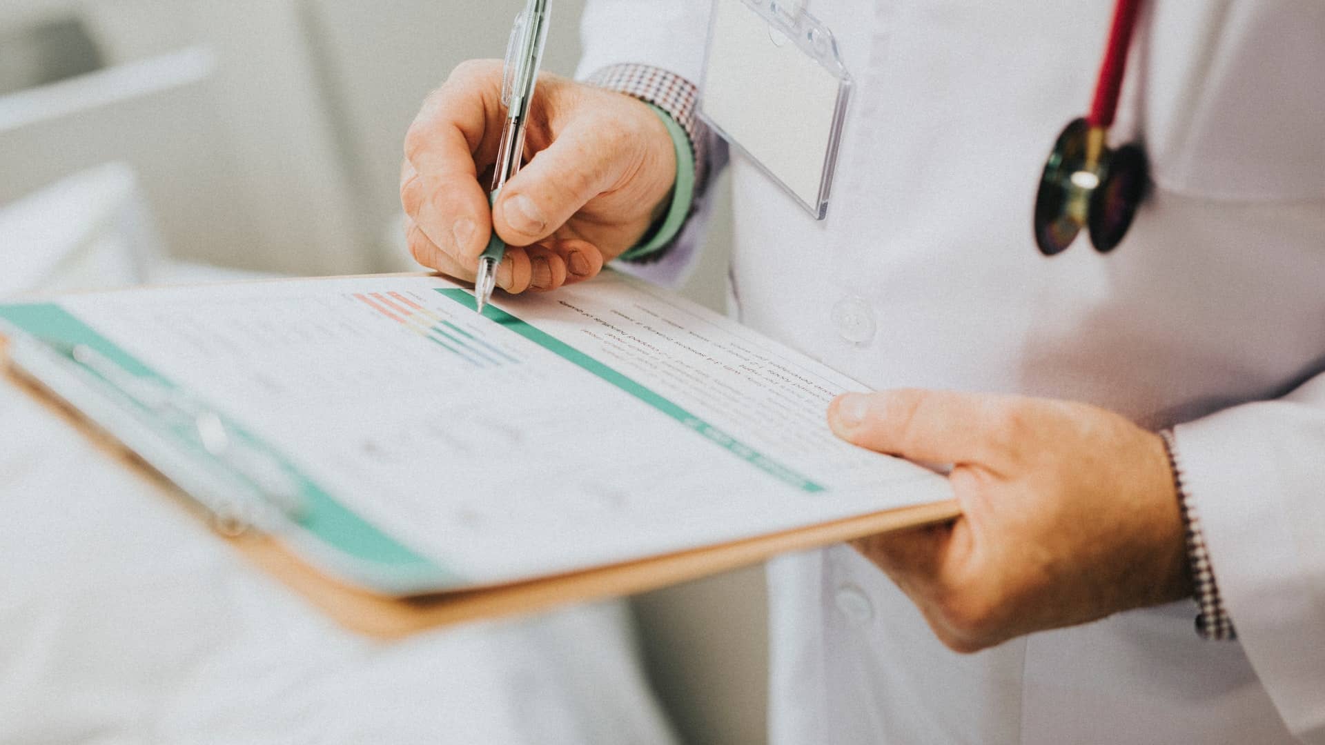 Doktor noterer på et ark